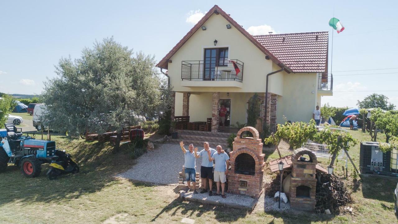 Mogyoród Kamaras Ring House B&B 외부 사진
