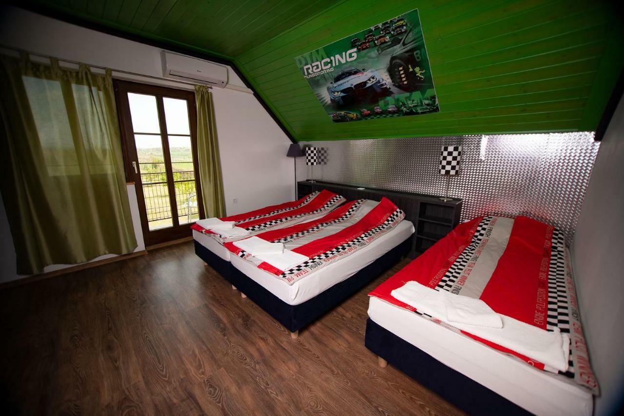 Mogyoród Kamaras Ring House B&B 외부 사진